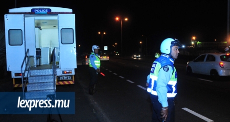 De 23 heures à cinq heures, les policiers veillent à ce que les automobilistes respectent le Code de la route.