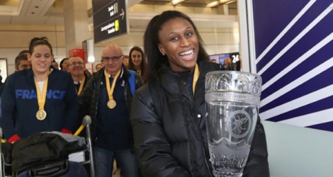 La capitaine de l'équipe de France féminine de handball Siraba Dembélé, le 18 décembre 2017 à Roissy