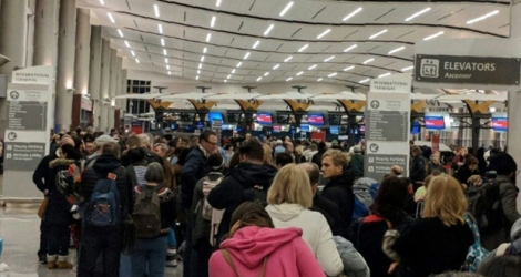 Des passagers qui attendent dans un terminal de l'aéroport Hartsfield-Jackson d'Atlanta, paralysé par une panne électrique, le 17 décembre 2017.