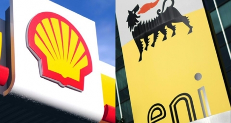 Des logos des compagnies pétrolières Shell (g) et Eni.