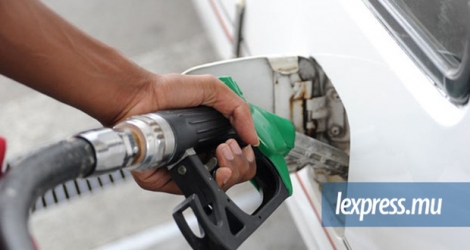 Les nouveaux prix du carburant a été fixé par le Petroleum Pricing Committee.