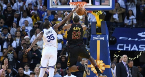 Kevin Durant (g) des Golden State Warriors bloque le tir de LeBron James des Cleveland Cavaliers, le 25 décembre 2017 à Oakland.