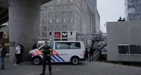 Un policier surveille les entrées d'un concert à Rotterdam le 23 août 2017.