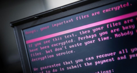 Un ordinateur portable affiche un message après avoir été infecté par un ransomware dans le cadre d'une cyberattaque mondiale le 27 juin 2017, à Geldrop (Pays-Bas).