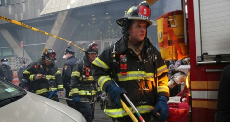 Des pompiers après une intervention dans le quartier de l'East Village, le 26 mars 2015 à New York.