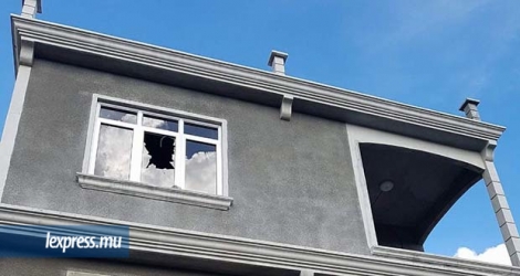 Des impacts de balles ont fait voler en éclat les vitres de la maison. 
