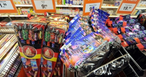 Des paquets de feux d'artifice sont photographiés dans un magasin à Kehl, en Allemagne, le 29 décembre 2010.