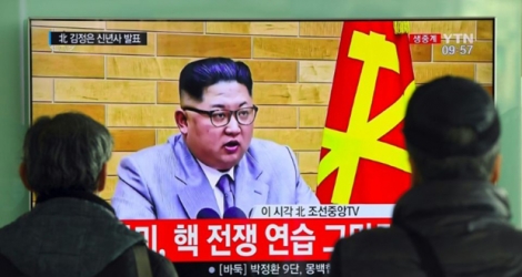 A Seoul, des passants regardent les voeux télévisés du leader nord-coréen, Kim Jong-Un, le 1er janvier 2018