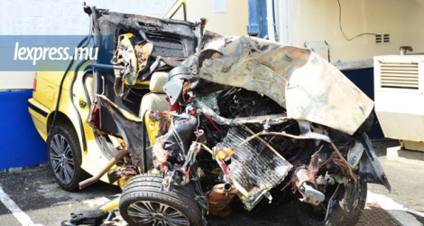 La voiture à bord de laquelle se trouvaient les deux frères a été réduite en un amas de ferraille suite à l’accident. 
