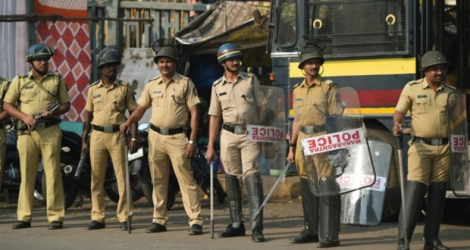 Des policiers lors de la manifestation de la caste défavorisée des dalits contre les violences à Mumbai, en Inde, le 3 janvier 2018.
