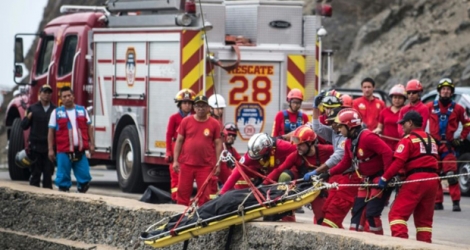 Les secours à l'oeuvre sur les lieux de l'accident d'un autocar qui a fait au moins 50 morts au Pérou en chutant d'une falaise haute d'une centaine de mètres sur la côte Pacifique, le 03 janvier 2018, dans la région de Lima