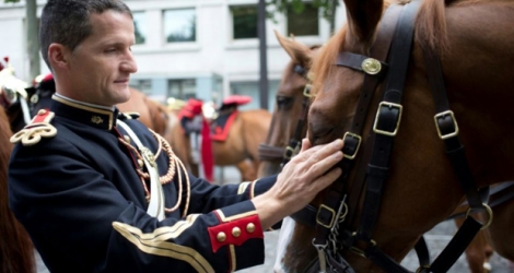 Un cavalier de la Garde républicaine prépare son cheval avant le défilé du 14 juillet 2014 sur les Champs-Elysées.