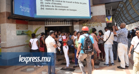 Des employés de Bedino devant les locaux du ministère du Travail, le mercredi 20 décembre.