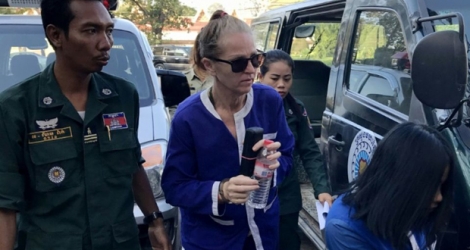 L'Australienne Tammy Davis-Charles (c) escortée par des policiers cambodgiens arrive à la cour d'appel de Phnom Penh, le 8 janvier 2018.
