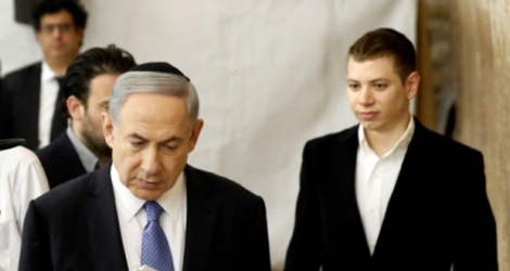 Une photo prise le 18 mars 2015 du Premier ministre israélien Benjamin Netanyahu (à gauche) avec son fils Yaïr à Jérusalem.