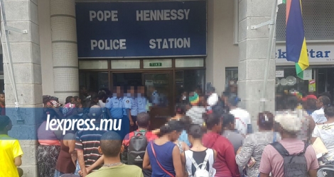 Plusieurs habitants de Tranquebar devant le poste de police de Pope Hennessy.