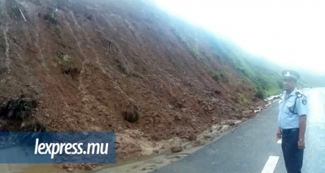 Des rochers et la terre se sont affalés dans les canalisations sute à des glissements de terrain hier, mercredi 9 janvier.