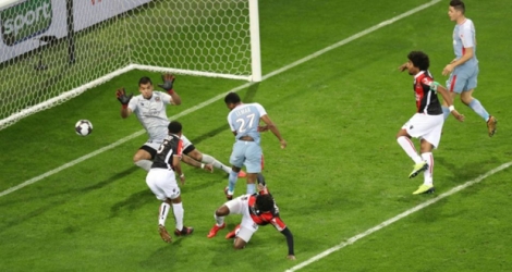 Le milieu de terrain de Monaco Thomas Lemar (C) inscrit un but à Nice en quarts de finale de la Coupe de la Ligue le 9 janvier 2018