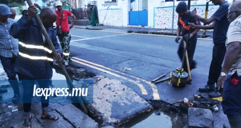 Les employés de la mairie de Port-Louis nettoient les drains bouchés de Port-Louis ce jeudi 11 janvier. 
