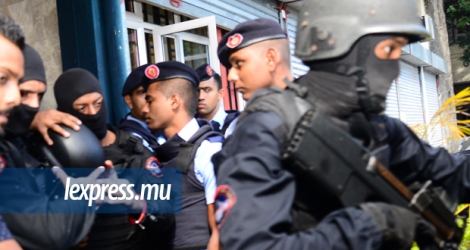 Navind Kistnah sous forte escorte armée après son interrogatoire au bureau de l’ADSU, aux Casernes centrales, le 4 mai 2017.
