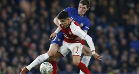 L'attaquant chilien d'Arsenal, Alexis Sanchez (g) bataille avec le défenseur danois de Chelsea, Andreas Christensen, pour garder le ballon en demi-finale aller de la Coupe de la Ligue anglaise à Londres, le 10 janvier 2018