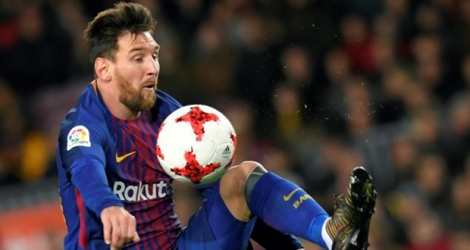 L'attaquant argentin du FC Barcelone, Lionel Messi, contrôle la balle lors du 8e de finale retour de la Coupe du Roi face au Celta Vigo, au Camp Nou à Barcelone, le 11 janvier 2018