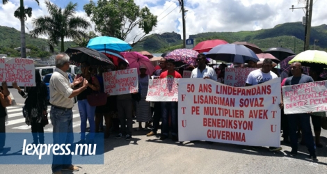 Une cinquantaine de travailleurs ont bravé le soleil pour défendre leurs droits ce vendredi 12 janvier à Port-Louis.