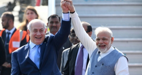 Le Premier ministre indien Narendra Modi (d) accueille son homologue israélien Benjamin Netanyahu à son arrivée à New Delhi, le 14 janvier 2018