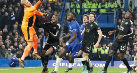 Les joueurs de Chelsea, dont ici Antonio Rüdiger, ont buté sur le portier de Leicester City Kasper Schmeichel à Stamford Bridge, le 13 janvier 2018 