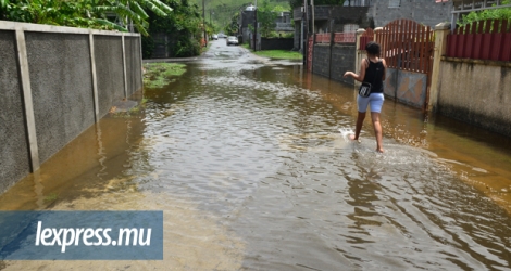 Accumulations d’eau, routes obstruées, exercices d’évacuation… Les autorités sont en alerte à cause du mauvais temps.