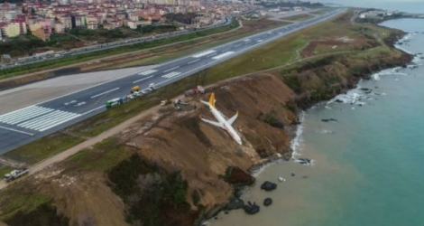 Les 162 passagers et six membres d'équipage de cet appareil de Pegasus Airlines, qui arrivait d'Ankara pour atterrir à Trebizonde, ont pu être évacués de l'avion, et personne n'a été blessé, a affirmé la compagnie.