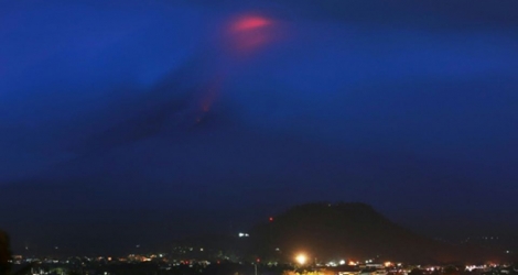 Le cratère du volcan Mayon rougoie dans la nuit, le 15 janvier 2018 à Legazpi, aux Philippines 