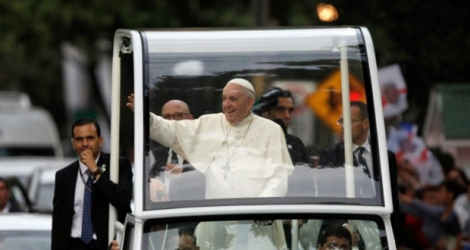Le Pape François, à bord de sa papamobile, salue la foule des fidèles à Santiago du Chili, le 15 janvier 2018.