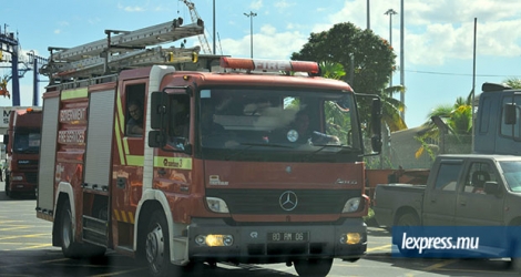 Les pompiers ont été sollicités à maintes reprises pour enlever des arbres qui obstruaient les cours dans plusieurs parties de l’île.