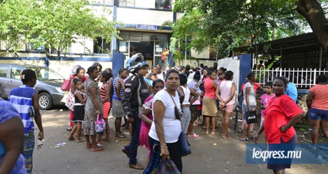 Des sinistrés de Berguitta se sont rendus au bureau de la Sécurité sociale de Terre-Rouge, ce vendredi 19 janvier, avant de se rendre au poste de police.