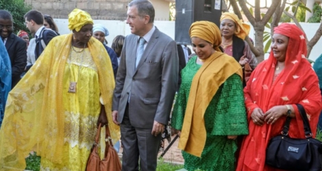 La première dame du Niger, Lala Malika Issoufou, regarde un jardin urbain à l'Oasis, un centre pour le développement de l'entrepreneuriat féminin à Niamey, le 18 janvier 2018 
