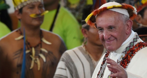 Le pape François porte les cadeaux qui lui ont été offerts par des communautés indigènes à Puerto Maldonado (Pérou) le 19 janvier 2018.