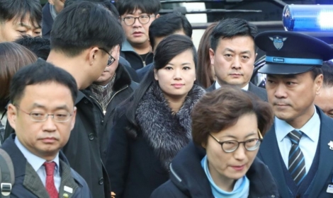 Hyon Song-Wol (C), leader d'un groupe de pop entièrement féminin très populaire en Corée du Nord, à Séoul le 21 janvier 2018 lors de la visite d'une délégation nord-coréenne pour préparer les manifestations culturelles des JO d'hiver.