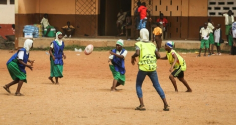 De jeunes Ghanéennes participent à un entraînement de rugby dans leur école à Accra, le 13 décembre 2017.