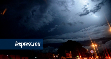 Les fortes averses orageuses provoquent actuellement une tempête électrique dans certaines régions du Sud du pays.
