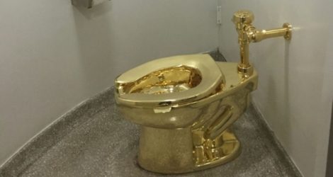 Les toilettes en or de Maurizio Cattelan au musée Guggenheim de New York le 15 septembre 2016.