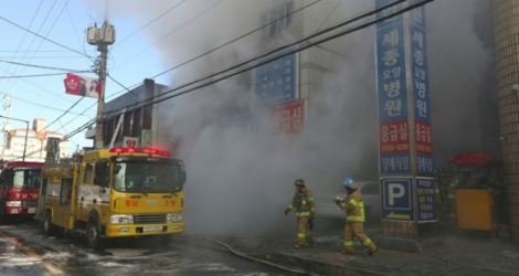 Les pompiers luttent contre l'incendie d'un hôpital à Miryang, le 26 janvier 2018.