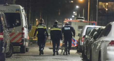 La police d'Amsterdam a lancé un appel à témoins pour retrouver les auteurs de la fusillade qui a éclaté vendredi soir dans le centre-ville de la capitale néerlandaise, faisant un mort, un adolescent de 17 ans, et deux blessés, également des jeunes gens.