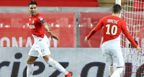 Le buteur colombien de Monaco Radamel Falcao (g) vient de marquer un deuxième but contre Montpellier, en demi-finale de la Coupe de la Ligue, le 31 janvier 2018 au stade Louis-II de Monaco