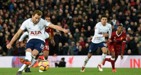 Le buteur de Tottenham Harry Kane marque sur penalty contre Liverpool, le 4 février 2018 au stade Anfield de Liverpool.
