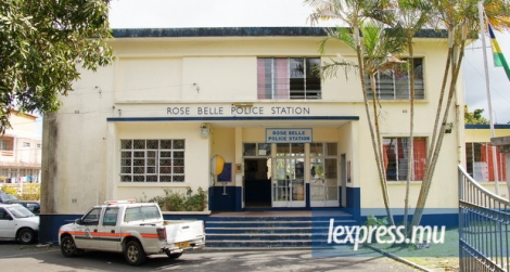 Les officiers du poste de police de Rose-Belle ont été mandés sur les lieux.