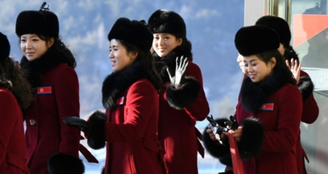 Des pom-pom girls nord-coréennes sortent de leur hôtel à Inje, au nord de Pyeongchang, le 7 février 2018.