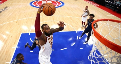 La star des Cleveland Cavaliers LeBron James claque un dunk lors d'un match de siason régulière de NBA à Detroit, le 30 janvier 2018.