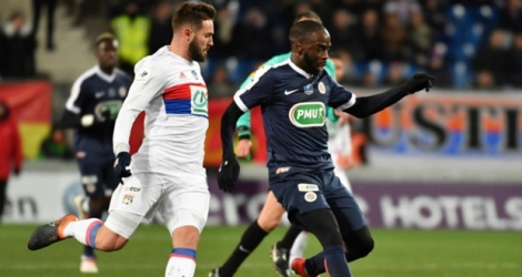 Le Lyonnais Lucas Tousart (g) à la lutte avec le Montpelliérain Jonathan Ikone en 8es de finale de Coupe de France, le 7 février 2018 au stade de La Mosson, à Montpellier.