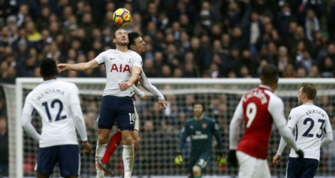 L'attaquant de Tottenham, Harry Kane, plus haut que le défenseur d'Arsenal, Laurent Koscielny, en match de Premier League, à Wembley, le 10 février 2018.